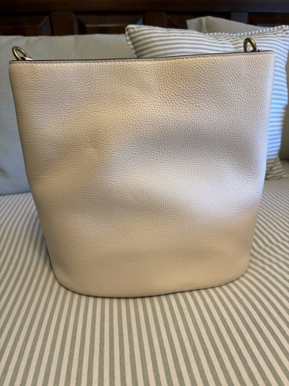 NWT Pebble Cream Leather Soft Willow Shoulder Bag with Gold Hardware - Picture 2 of 7